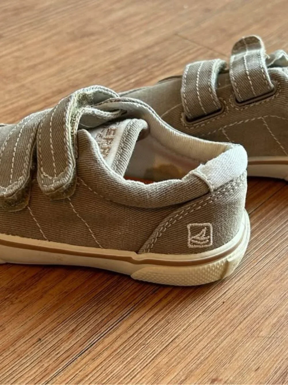 Sperry Halyard Hook & Loop Boat Shoes (size 6)
